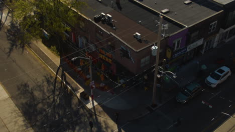 Un-Café-De-Esquina-En-El-Lado-Este-De-Toronto-Capturado-En-Un-Día-Soleado-Y-Luminoso.