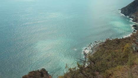 Panorama-Costero-De-Cinque-Terre-Corniglia-A-Vernazza,-Olas,-árboles,-Cielo-Azul