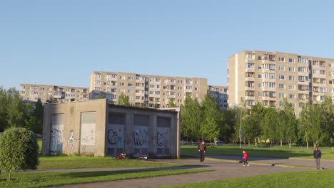 Patio-De-La-Escuela-En-El-Distrito-Residencial-Planificado-Soviético-Fabijoniskes-En-Vilnius,-Lituania,-Hbo-Lugar-De-Rodaje-De-Chernobyl.