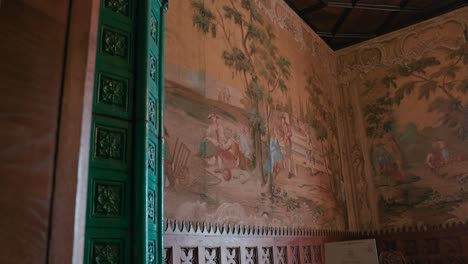 Kleiner-Salon-Im-Schloss-Trakošćan,-Kroatien,-Mit-Detaillierten-Wandmalereien-Von-Pastoralen-Szenen