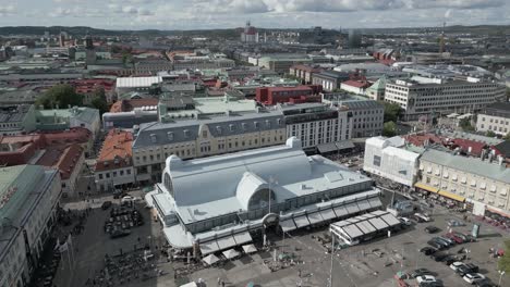 La-Soleada-Antena-Orbita-La-Plaza-Del-Mercado-Público-En-La-Ciudad-Sueca-De-Gotemburgo.