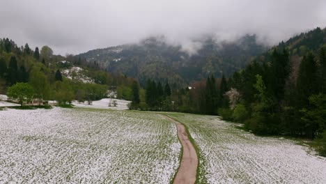 Ciudad-Que-Rodea-Las-Montañas-Dolomitas-En-Italia-Invierno-Nieve-Drone-4k