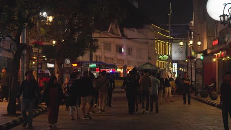 Die-Menschen-Laufen-Nachts-Durch-Die-Beliebten-Und-überfüllten-Straßen,-Bürgersteige-Und-Gassen-Von-Braga