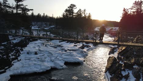 Hohe-Aussicht-Bei-Einem-Spaziergang-Durch-Den-Verschneiten-Wald-Und-Den-Flussfall