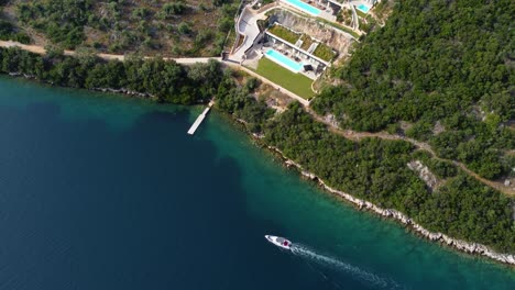 Aerial-of-Yacht-cruising-the-luxurious-Coastline-Resort-Lefkada,-Greece