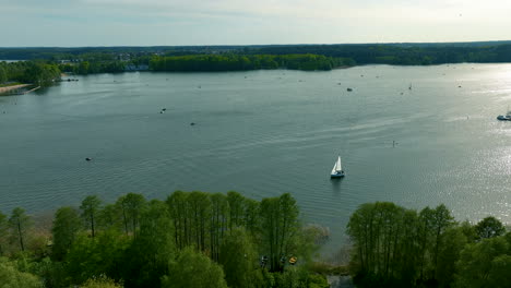 Olsztyn,-Lago-Ukiel,-Vista-Panorámica,-Desarrollo-Urbano,-Verdor,-Barcos,-Orilla,-Edificios,-Agua,-Paisaje-Urbano,-Horizonte,-Escénico,-Paisaje,-Recreación,-Paseo-En-Barco,-Frente-Al-Mar,-Naturaleza,-Al-Aire-Libre