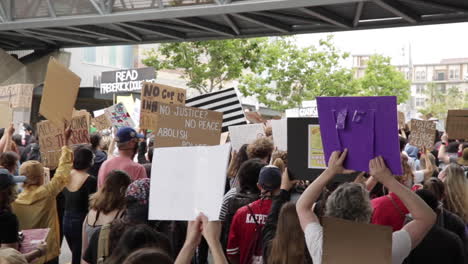 „Black-Lives-Matter“-Demonstranten-Marschieren-Mit-Schildern-In-Los-Angeles