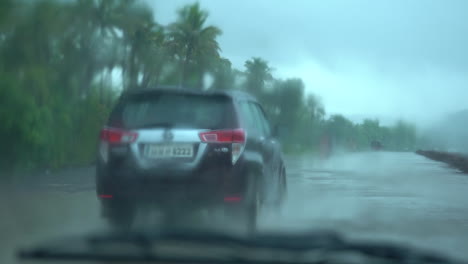 Un-Auto-Viajando-Bajo-La-Lluvia-Toyota