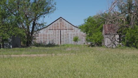 Oklahoma-–-Gesamtaufnahme-Einer-Alten-Scheune-Mit-Turbinen-Im-Hintergrund