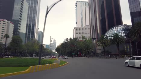 Recorriendo-Las-Calles-Del-Centro-De-La-Ciudad-De-México-Desde-La-Perspectiva-De-Un-Auto