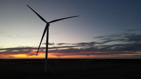 Silhouette-Einer-Sich-In-Der-Dämmerung-Drehenden-Windturbine