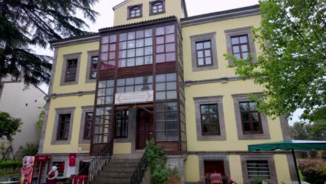 Trabzon,-Turkey:-Example-of-a-house-with-Ottoman-architecture,-featuring-intricate-woodwork,-traditional-designs,-and-historical-charm