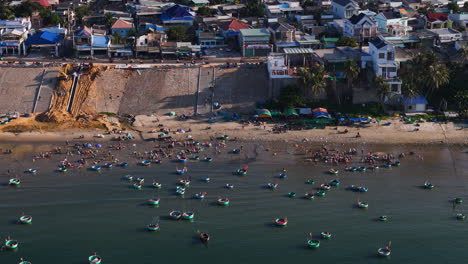 Pescadores-Vietnamitas-Transportando-La-Pesca-Fresca-Del-Día-Desde-Pequeños-Botes-Tipo-Cesta.