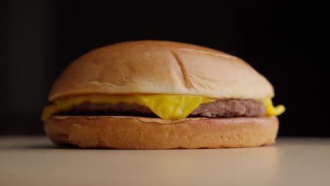 Nahaufnahme-Eines-Studioschusses-Mit-Käse-Fleisch-Burger,-Serviert-Frisches-Gericht-Im-Stil-Von-McDonald&#39;s