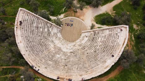 Fliegen-Sie-über-Das-Antike-Amphitheater-Aus-Dem-1.-Jahrhundert-V.-Chr.-Mit-Blick-Auf-Das-Mittelmeer-In-Richtung-Griechischer-Inseln,-Antiphellos-Theater-Mit-Blick-Auf-Die-Küste,-In-Kas,-Türkei:-Türkische-Südküste