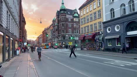 Wunderschöne-Kopenhagener-Stadtlandschaft-Mit-Menschen-Auf-Dem-Fahrrad-Bei-Sonnenuntergang