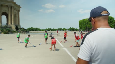 Toma-En-Cámara-Lenta-De-Niños-Con-Baberos-Jugando-Un-Partido-De-Hockey-En-Montpellier.