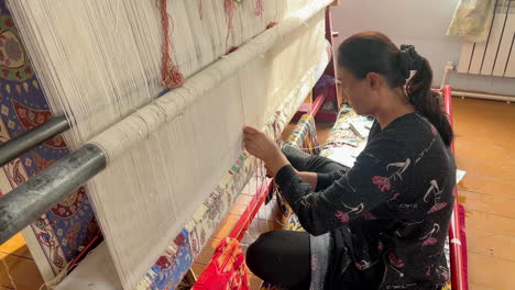 the-woman-weaving-traditional-carpet-from-Istanbul-with-colorful-wool