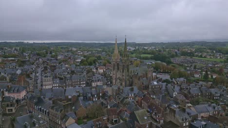 Kirche-Notre-Dame-De-L&#39;Assomption,-La-Ferte-Mace-In-Der-Normandie,-Frankreich