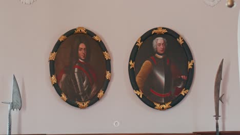 Retratos-Históricos-De-Nobles-Con-Marcos-Dorados-Y-Alabardas,-Expuestos-En-La-Sala-De-Caballerías-Del-Castillo-De-Trakoscan.