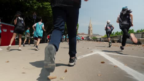 Zeitlupenaufnahme-Von-Kleinen-Kindern,-Die-An-Einem-Laufrennen-Am-Sporttag-Teilnehmen