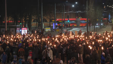 Zeitraffer-Einer-Menschenmenge,-Die-Nachts-Mit-Fackeln-Gegen-Einschränkungen-Im-Zusammenhang-Mit-Covid-19-In-Oslo,-Norwegen,-Protestiert