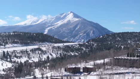 Majestuosa-Montaña-De-Los-Cisnes-Y-Paisaje-Invernal-De-Las-Montañas-De-Colorado