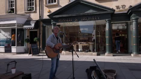 Bath-Straßenmusikant-Steve-Robinson-Tritt-In-Der-Milsom-Street-In-Bath,-Großbritannien-Auf