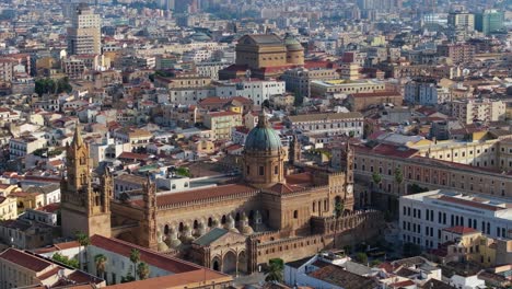 Erstaunliche-Luftaufnahme-Eines-Booms-über-Der-Kathedrale-Von-Palermo