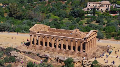 Ancient-Greek-Ruins-at-Valley-of-the-Temples-in-Agrigento,-Italy