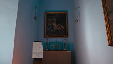 Gebetsraum-Im-Schloss-Trakošćan,-Kroatien,-Mit-Religiösen-Artefakten-Und-Einem-Gemälde