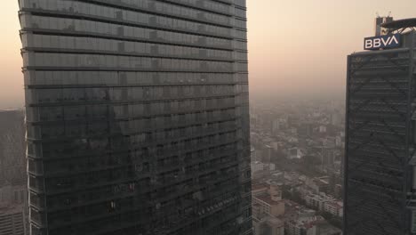 Vista-Aérea-De-La-Contaminación-Del-Aire-Que-Cubre-Edificios-Y-Rascacielos-En-El-Paseo-De-La-Reforma-En-La-Ciudad-De-México.