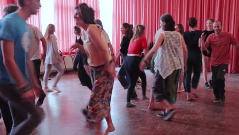 La-Gente-Baila-Libremente-En-Una-Clase-De-Baile---Plano-Medio