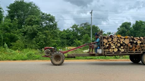 Panoramablick-Auf-Einen-Rudimentären-Holztransport-Auf-Einer-Ländlichen-Kambodschanischen-Straße-An-Einem-Sonnigen-Tag-Mit-Wolken-Im-Hintergrund