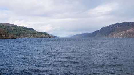 Vista-Panorámica-Del-Lago-Ness-Y-El-Paisaje-Accidentado-Desde-Fort-Augustus-En-Las-Tierras-Altas-De-Escocia,-Reino-Unido