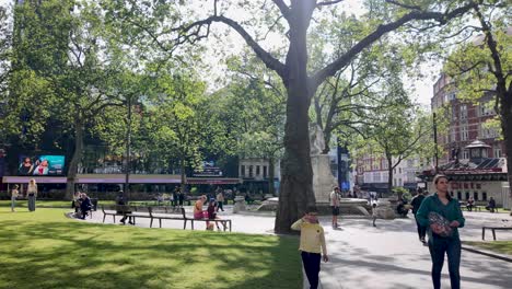 Profilansicht-Des-Leicester-Square-In-London-Mit-Vorbeifahrenden-Touristen-In-England