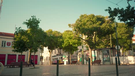 Lissabon-Typischer-Stadtviertelplatz-Mit-Promenadenterrasse,-Feuerwache-Mit-Straßenbahnhaltestelle-Bei-Sonnenaufgang-4k