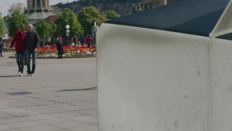 Blick-Hinter-Die-Statue-Eines-Paares,-Das-Händchen-Hält,-Während-Touristen-Mittags-Auf-Dem-Stuttgarter-Platz-In-Der-Innenstadt-Vorbeigehen,-Deutschland,-Europa,-Schwenk-Blickwinkel