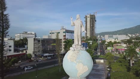 Eine-Nahaufnahme-Der-Statue-Von-El-Salvador-Del-Mundo-In-San-Salvador-Aus-Der-Luft