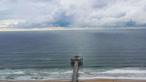 El-Muelle-De-Manhattan-Beach-En-Manhattan-Beach,-California,-En-La-Costa-Del-Océano-Pacífico-En-Los-Estados-Unidos.