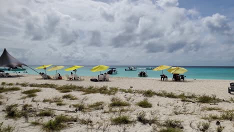 Tropical-Water-Falls-Island-Los-Rocks-Mit-Zelt-Und-Sonnenschirmen,-Schwenk-Nach-Rechts