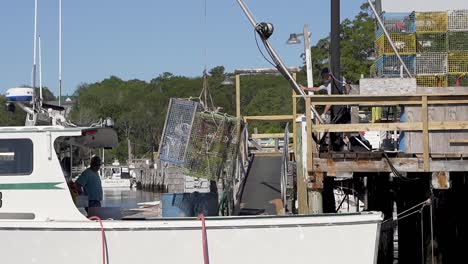 Los-Pescadores-Comerciales-De-Langosta-Cargan-Trampas-Para-Langostas-En-Su-Barco-Desde-El-Muelle-En-New-Harbor,-Maine.