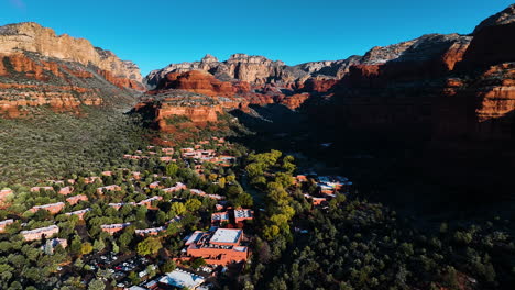 Ciudad-Turística-Con-Densa-Vegetación-En-Las-Montañas-De-Roca-Roja-En-Sedona,-Arizona,-EE.UU.