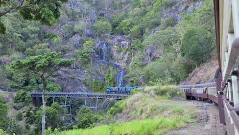 Ferrocarril-Panorámico-De-Kuranda-Con-Vistas-A-Las-Cataratas-De-Stony-Creek,-Cámara-Lenta