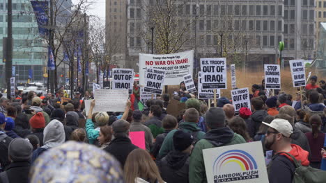 In-Philadelphia,-Pennsylvania,-Spricht-Eine-Frau-Zu-Einer-Großen-Gruppe-Von-Demonstranten,-Die-Sich-Vor-Dem-Rathaus-Versammelt-Haben,-über-Den-Tod-Von-Qassem-Soleimani-Im-Iran-Durch-Die-US-Regierung-Und-Trump