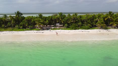 Luftaufnahme-Der-Wellen-Des-Meeres,-Die-Die-Füße-Des-Mädchens-Am-Strand-Von-Sian-Ka&#39;an-Berühren