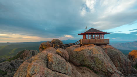 Timelapse,-Nubes-Moviéndose-Sobre-La-Estación-De-Vigilancia-Contra-Incendios-De-Devil&#39;s-Head,-Bosque-Nacional-Pike,-Montañas-Rocosas,-Colorado,-EE.UU.