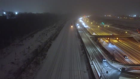 Carretera-Cubierta-De-Nieve-Autopista-Quebec-Ruta-136-Montreal-Canadá-En-La-Noche-Drone-Aéreo