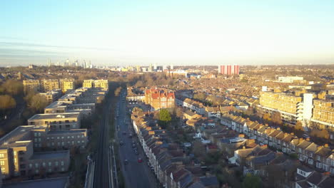 Vista-Aérea-De-Pájaro-Del-Suburbio-De-Londres-Con-Ferrocarril-Y-Tren,-Reino-Unido