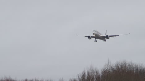 Gran-Airbus-A350-De-Qatar-Airways-Aterrizando-En-Un-Día-Nublado-En-El-Aeropuerto-De-Arlanda